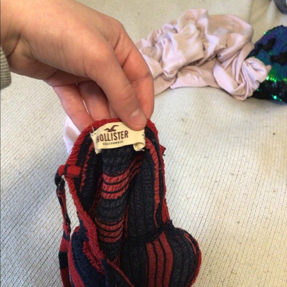 A hole stern red and blue crop top. - Picture 3 of 3